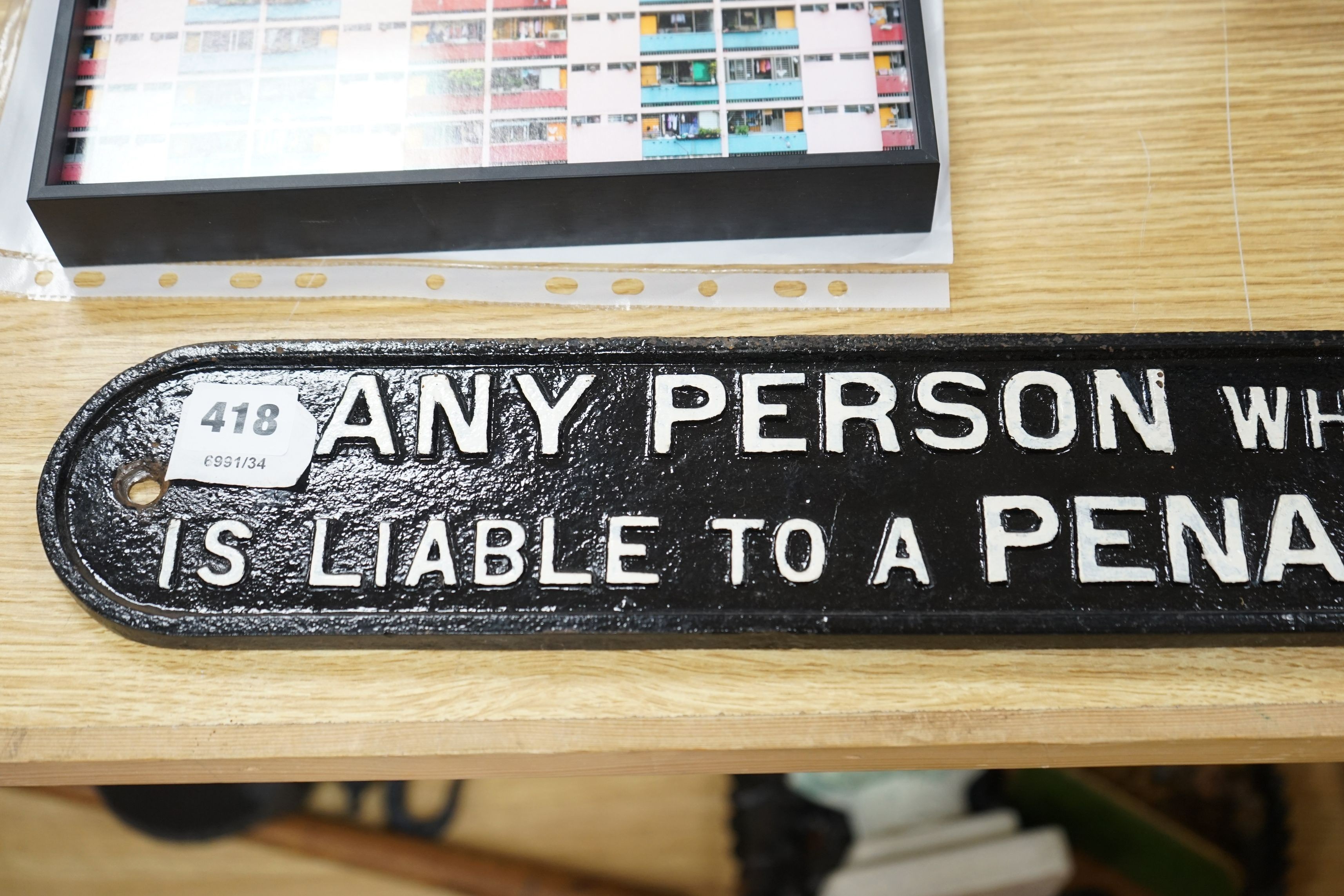 A cast iron gate closing and fastening penalty sign, 103cms